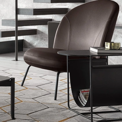 Portariviste tavolino Magazine in cuoio e metallo con top in legno di Calligaris
