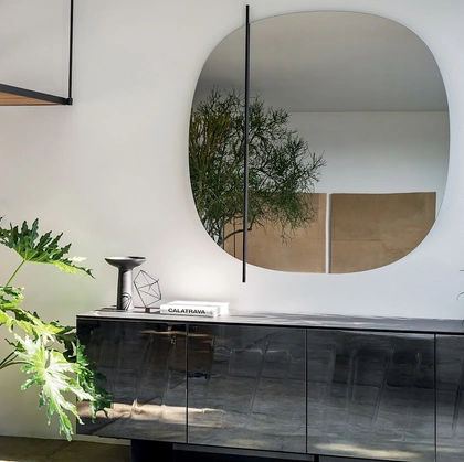 Specchio realizzato con elemento decorativo in metallo Vanity di Calligaris