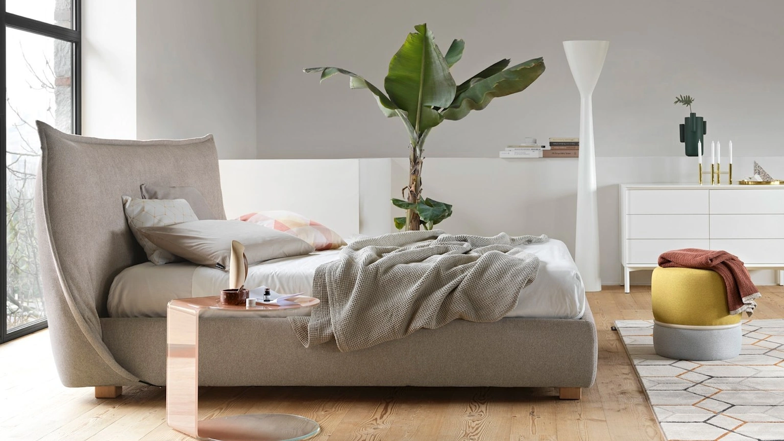 Letto in tessuto Softly con testiera morbida di Calligaris