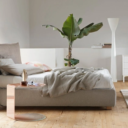 Letto in tessuto Softly con testiera morbida di Calligaris
