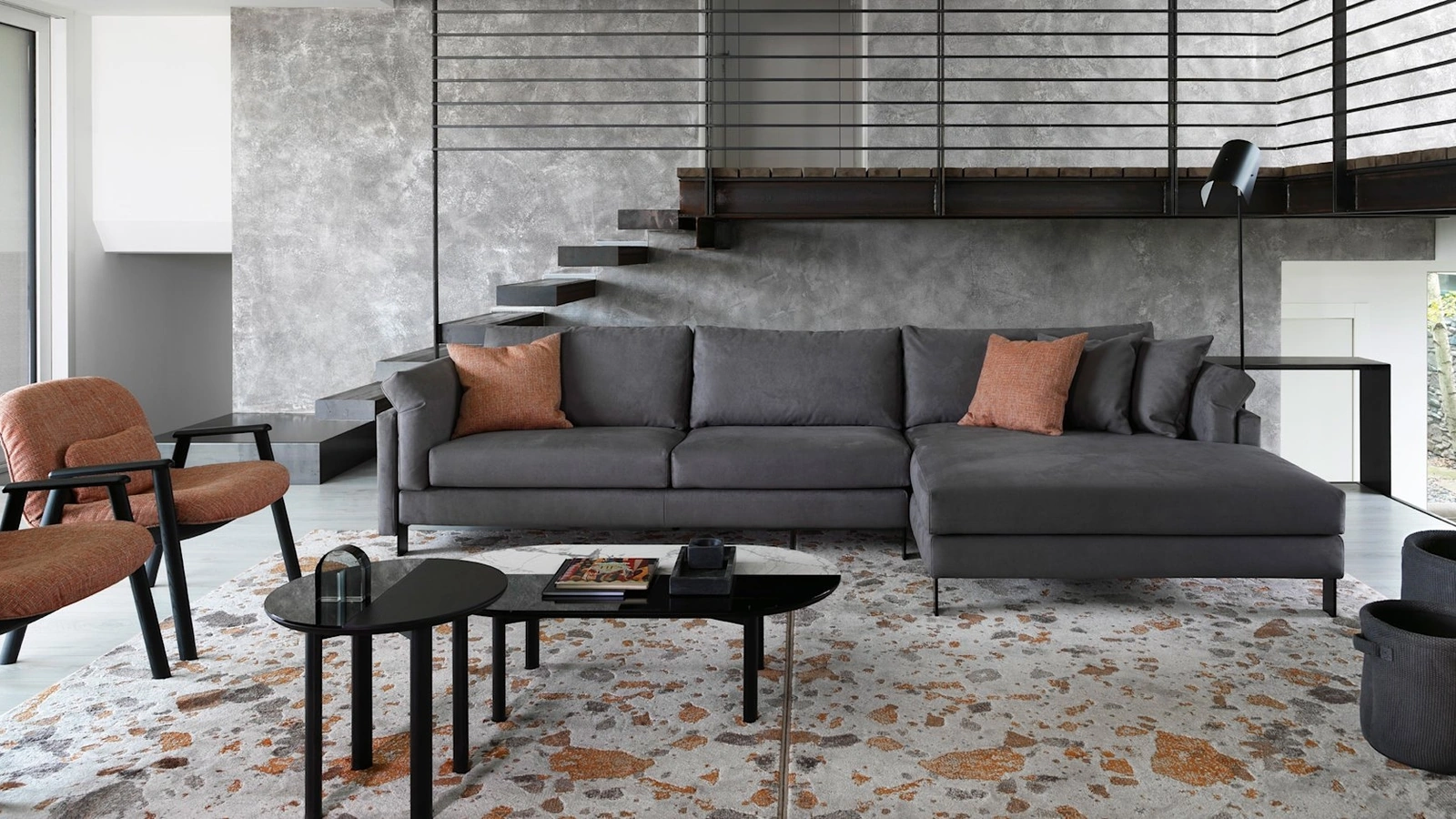 Divano in tessuto con penisola e piedini minimalisti in metallo Meridien di Calligaris
