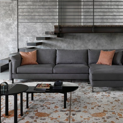 Divano in tessuto con penisola e piedini minimalisti in metallo Meridien di Calligaris