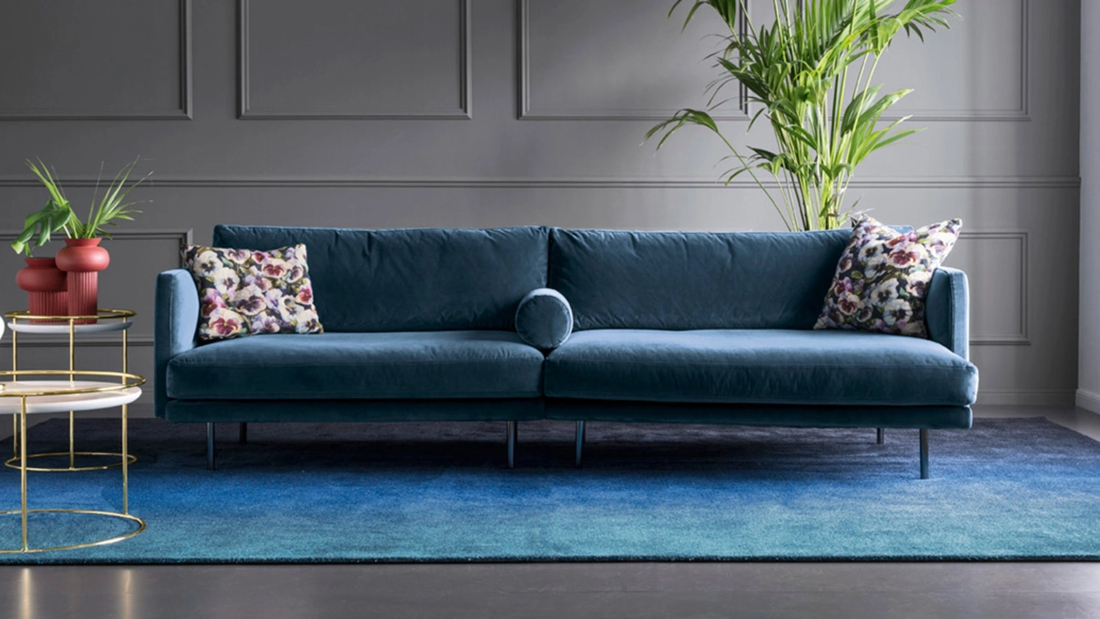 Divano lineare in tessuto con piedini in metallo Mies di Calligaris