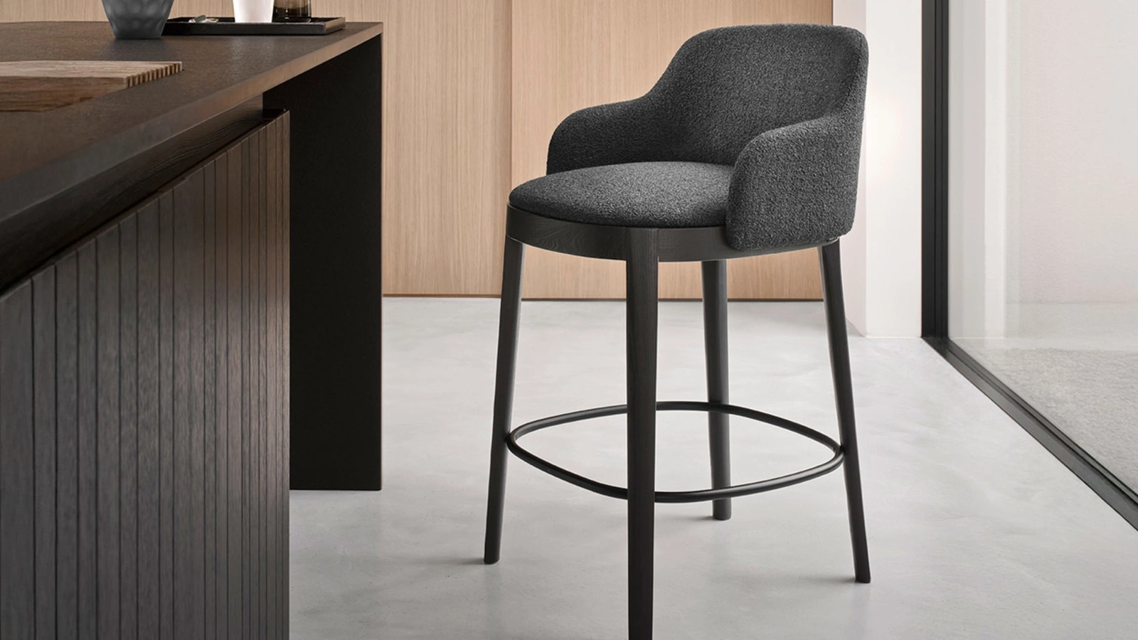 Sgabello Adèl in tessuto imbottito con base in legno di Calligaris