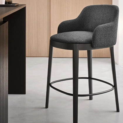 Sgabello Adèl in tessuto imbottito con base in legno di Calligaris