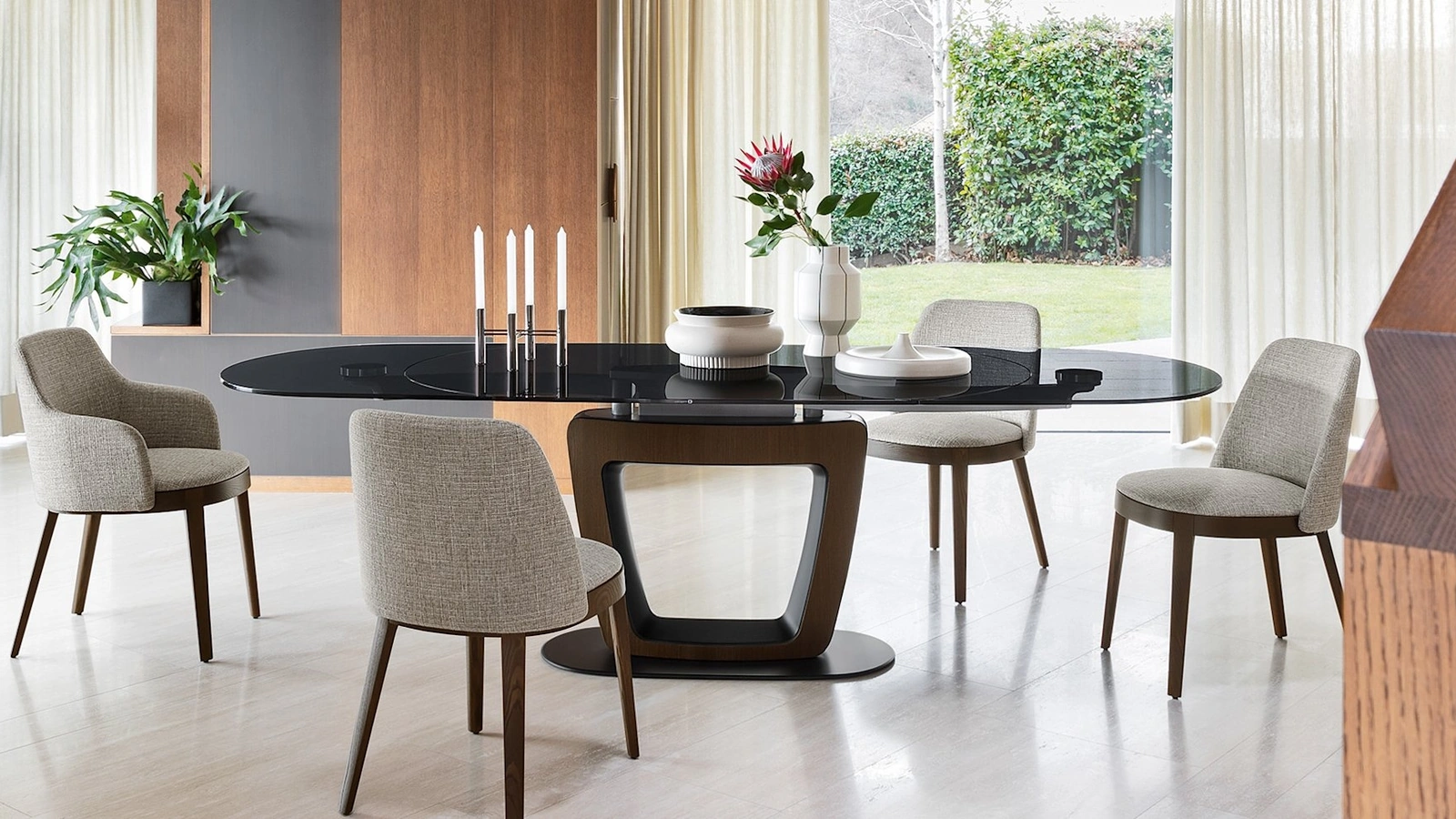 Sedia Adèl in tessuto con o senza braccioli con gambe in legno massello di Calligaris