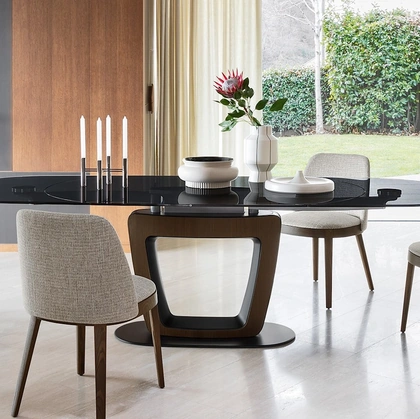 Sedia Adèl in tessuto con o senza braccioli con gambe in legno massello di Calligaris