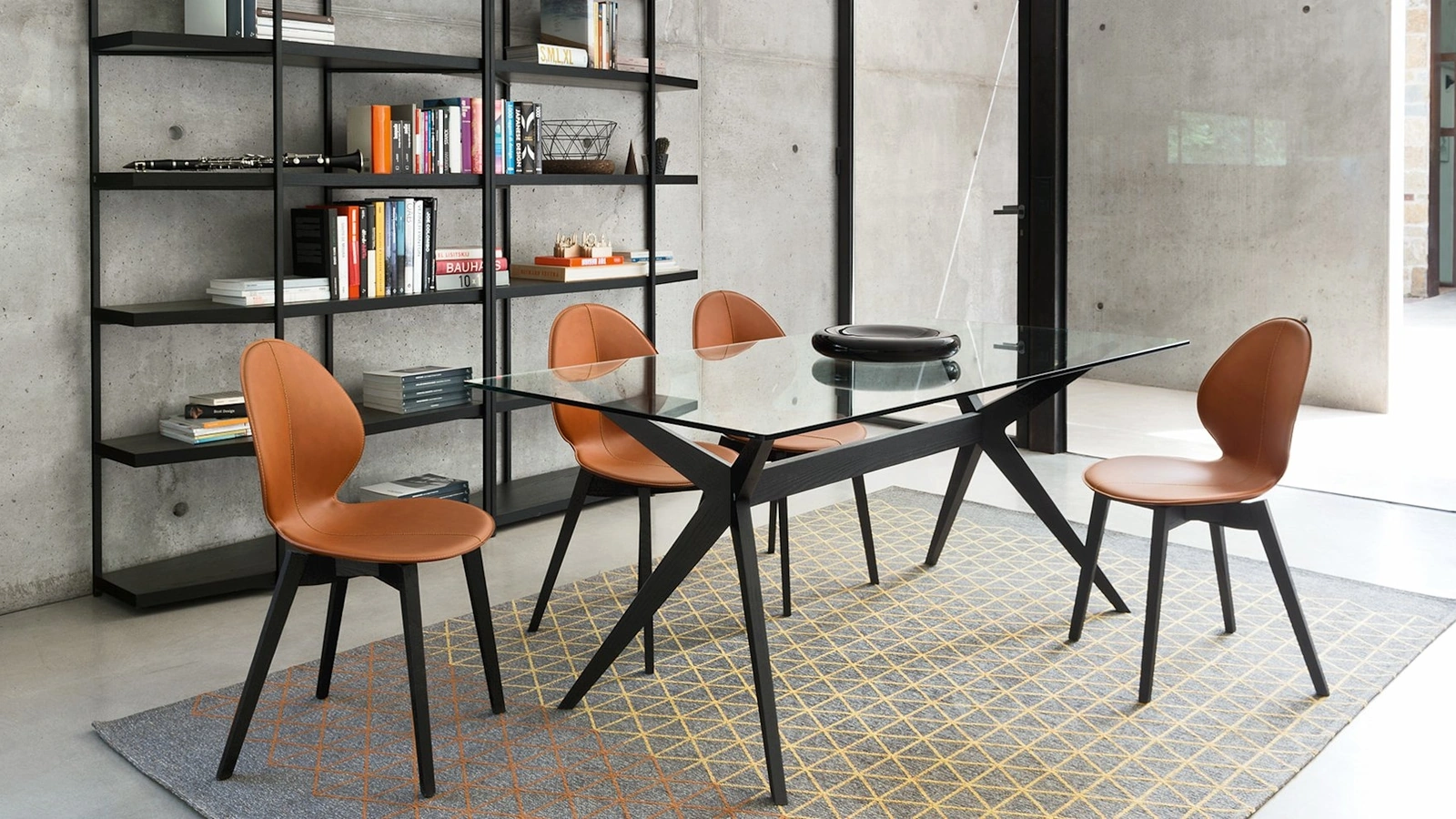 Sedia in cuoio con base in legno massello Basil di Calligaris