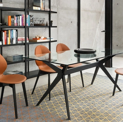 Sedia in cuoio con base in legno massello Basil di Calligaris