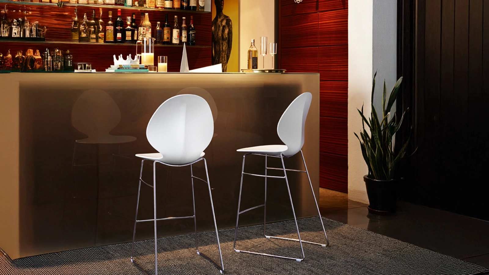 Sgabello in polipropilene con seduta a forma di foglia e struttura in metallo Basil di Calligaris