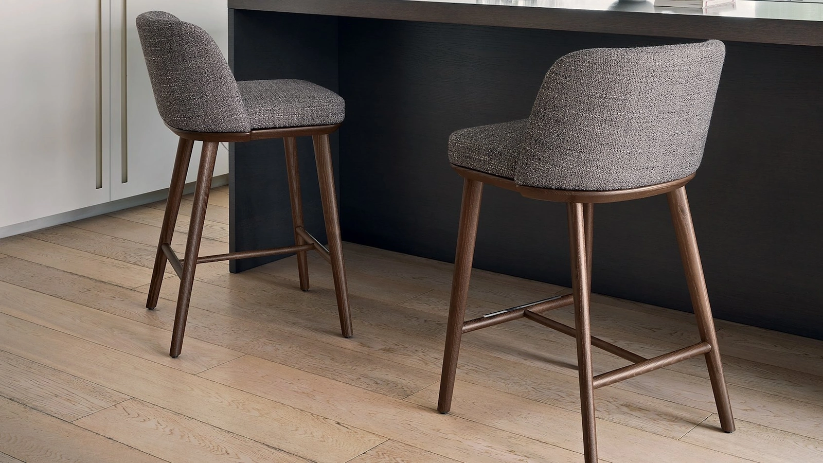 Sgabello in tessuto con struttura in frassino Foyer di Calligaris