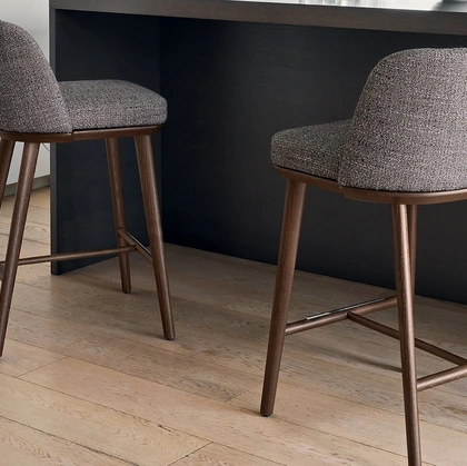 Sgabello in tessuto con struttura in frassino Foyer di Calligaris