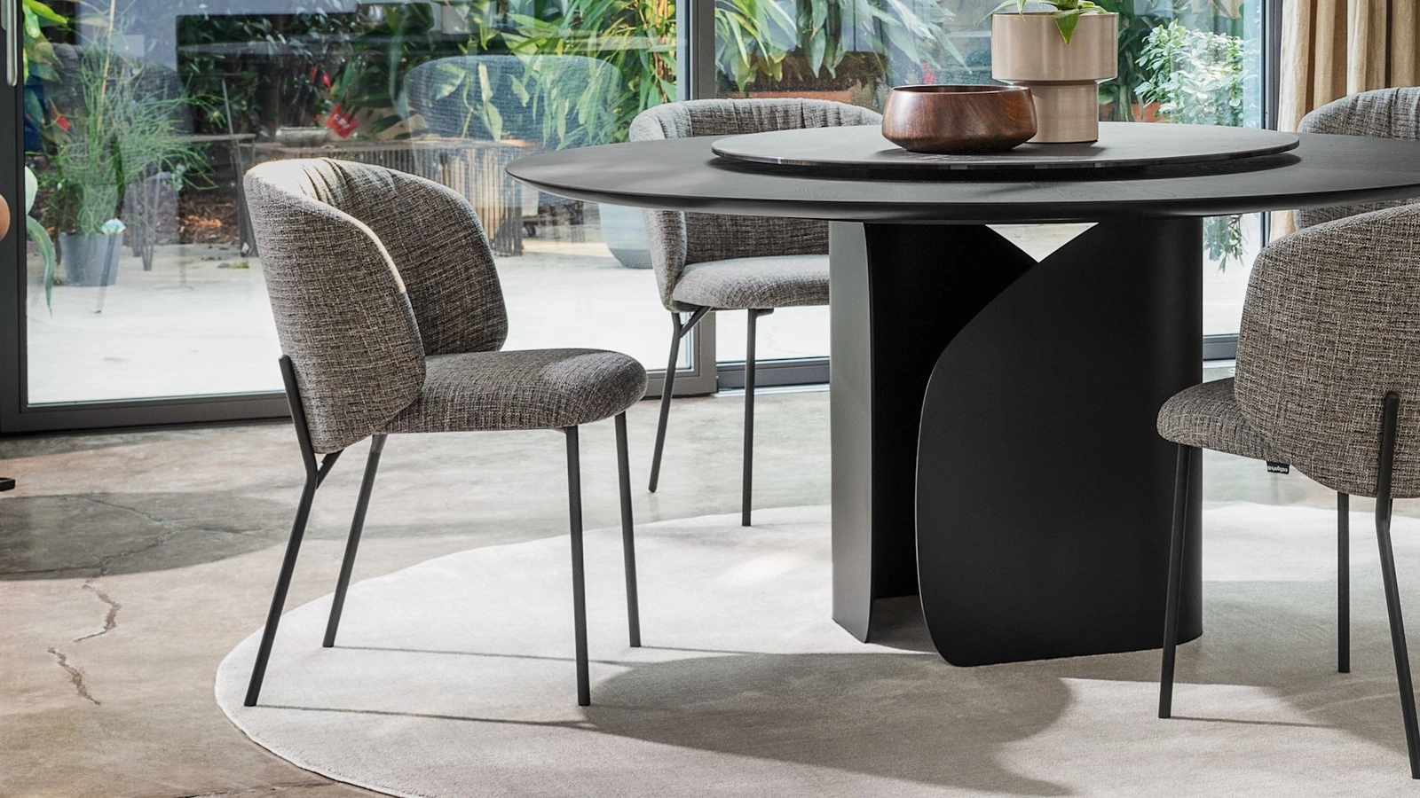Sedia Sweel in tessuto imbottito con gambe in metallo di Calligaris