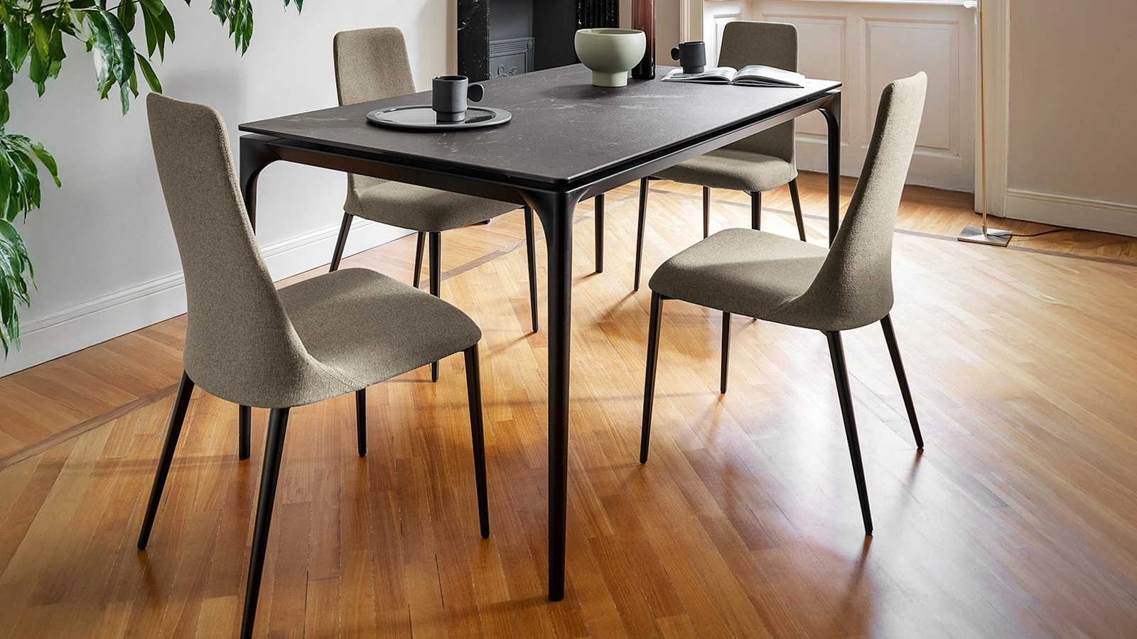 Sedia in tessuto con gambe in metallo Etoile di Calligaris