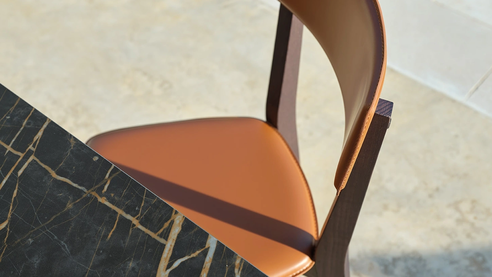 Sedia Ginger S132 in cuoio e legno di Friulsedie