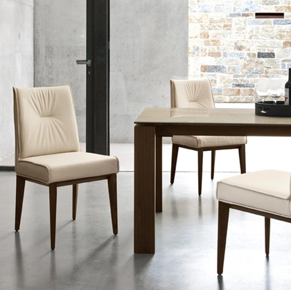 Sedia imbottita in pelle Romy di Calligaris