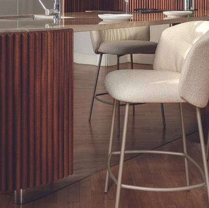 Sgabello Sweel in tessuto imbottito di Calligaris