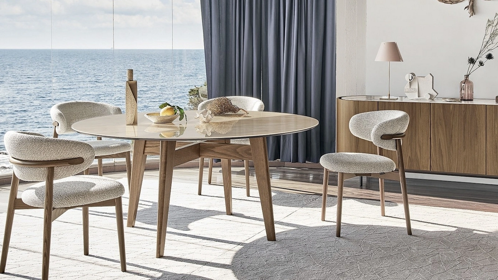 Tavolo rotondo in ceramica con struttura in legno massello Abrey di Calligaris