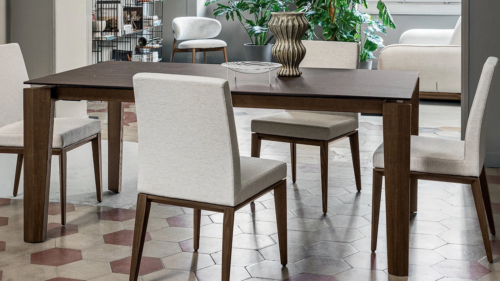 Tavolo allungabile con piano in ceramica e gambe in legno Alpha di Calligaris