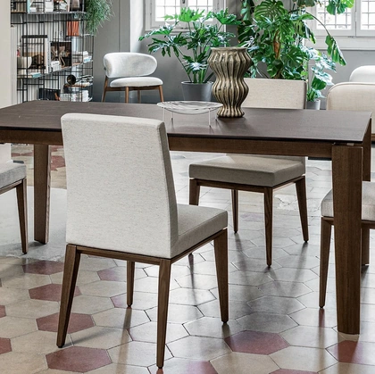 Tavolo allungabile con piano in ceramica e gambe in legno Alpha di Calligaris