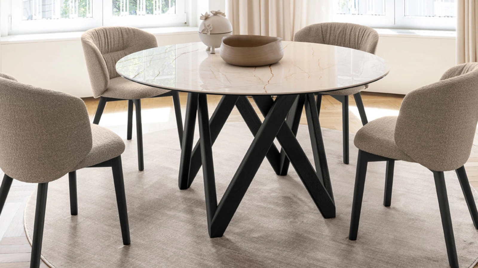 Tavolo rotondo Cartesio con top in ceramica e gambe in metallo di Calligaris