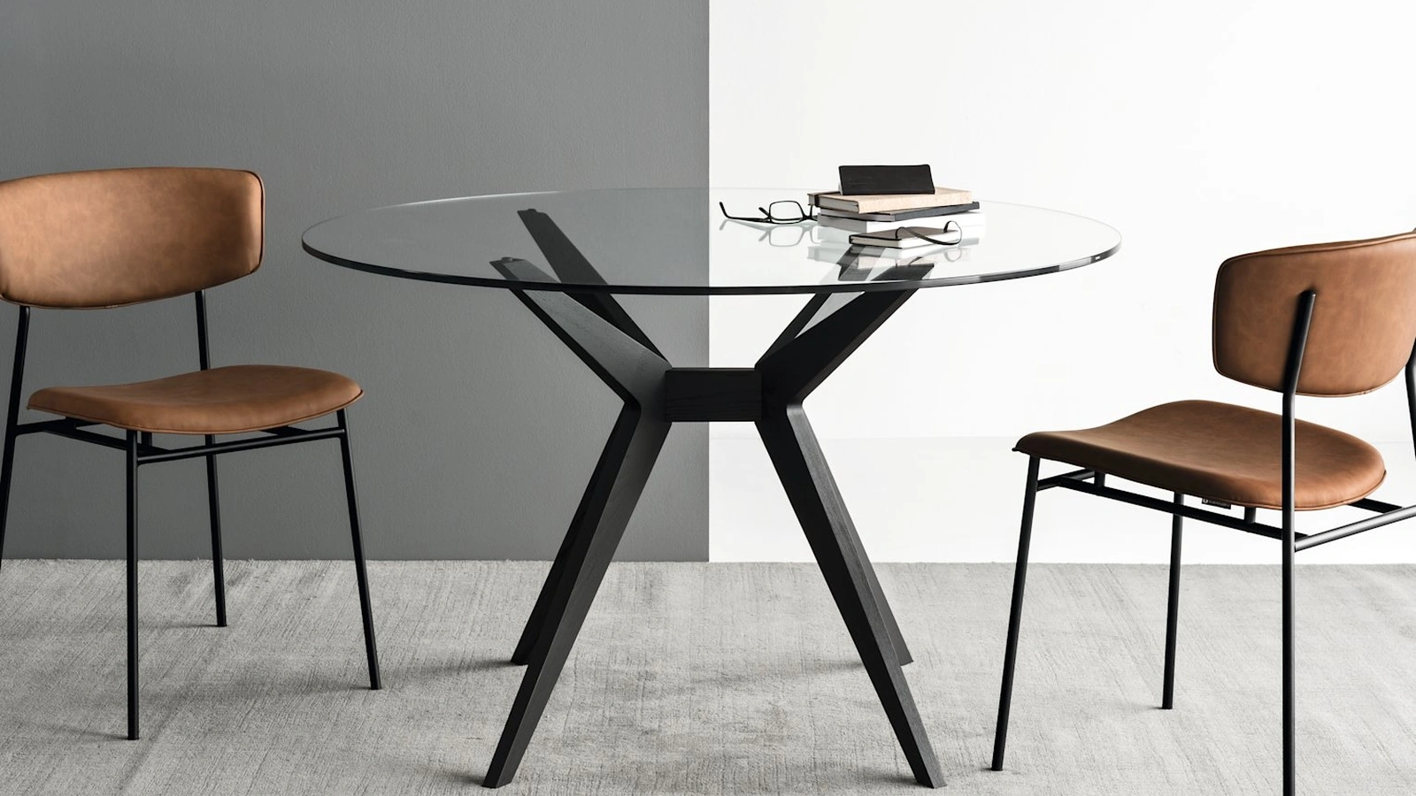 Tavolo rotondo in vetro con struttura in legno massello Kent di Calligaris