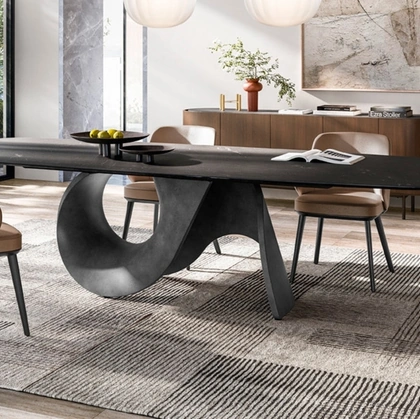 Tavolo di design con piano in ceramica effetto marmo e basamento in cemento Seashell di Calligaris