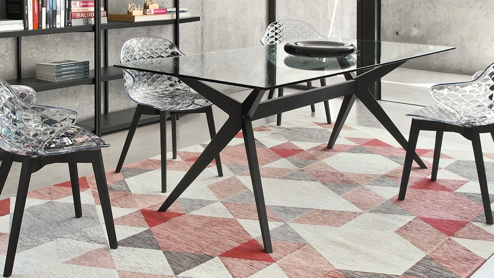 Tavolo con piano in vetro e struttura in legno massello Tokyo di Calligaris