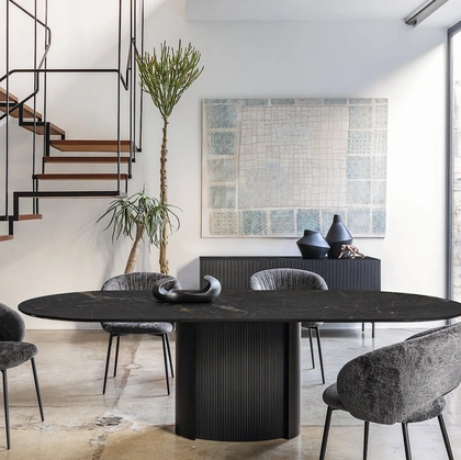 Tavolo Yoroi in ceramica di Calligaris