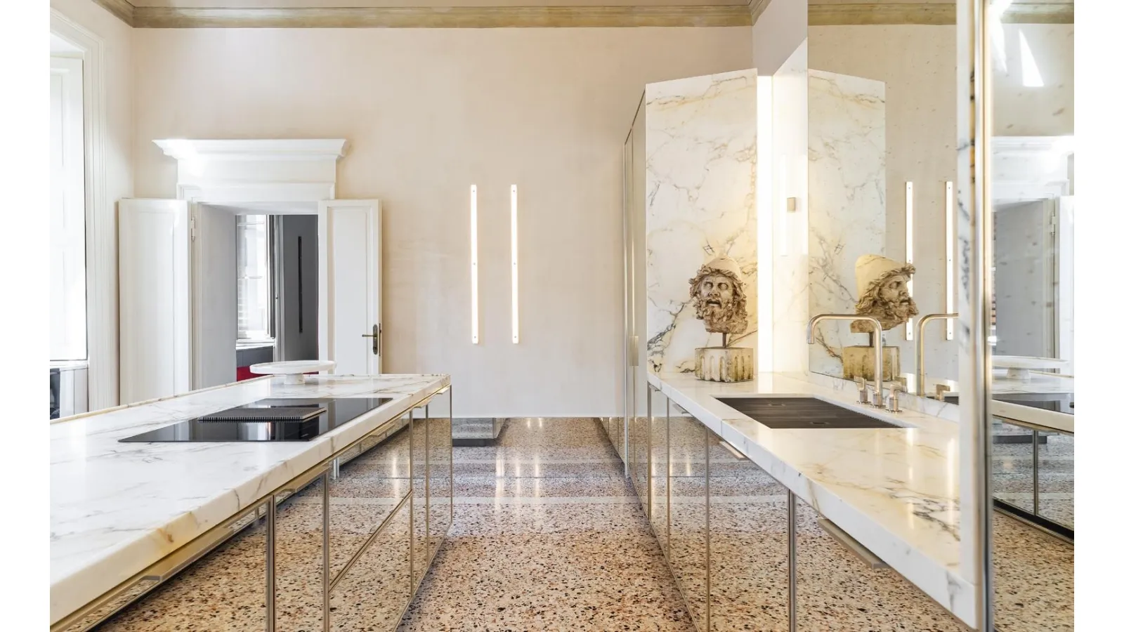 Cucina Design con isola in specchio anticato e marmo Atrium di Scic