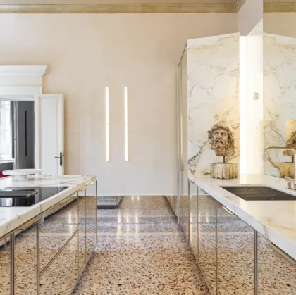 Cucina Design con isola in specchio anticato e marmo Atrium di Scic