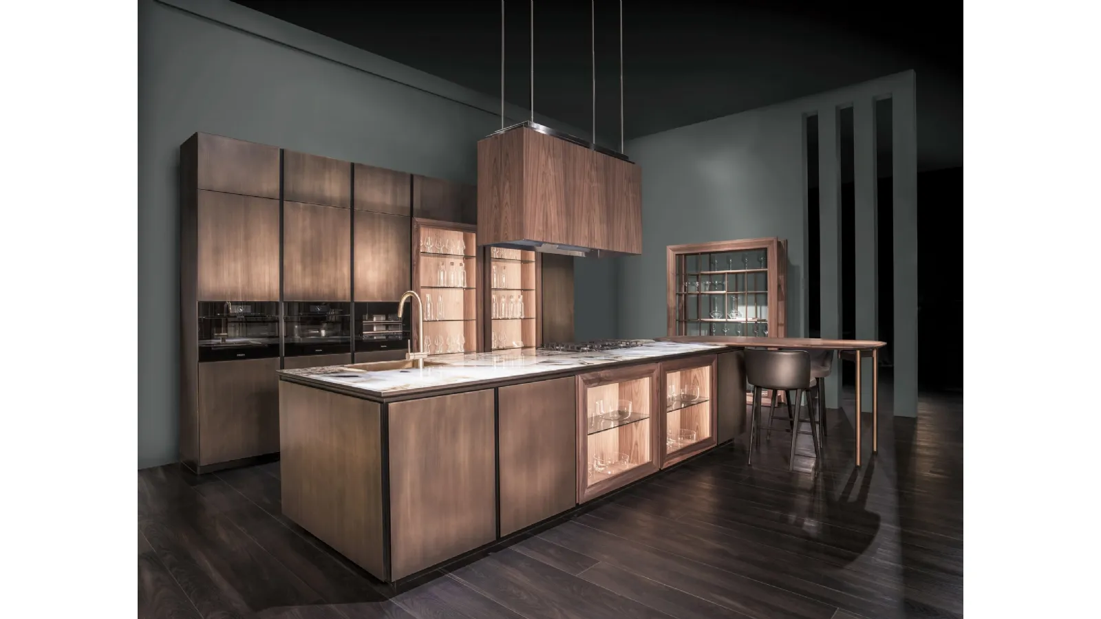 Cucina Design con penisola Labirinto in ottone anticato con top in marmo di Scic