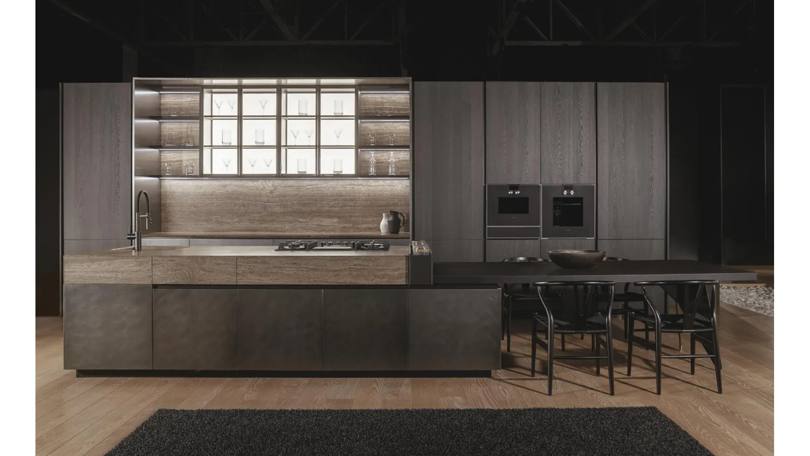 Cucina Design con isola Monolite in laccato Liquid Steel e marmo Travertino di Scic