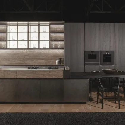 Cucina Design con isola Monolite in laccato Liquid Steel e marmo Travertino di Scic