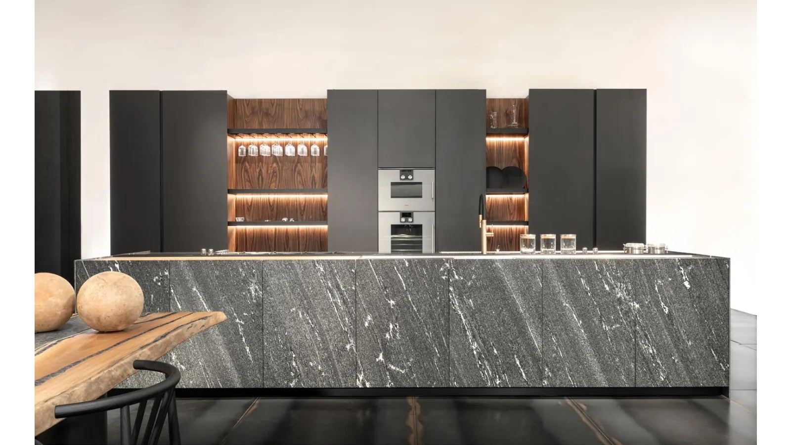 Cucina Design con isola Pompei in granito Via Lattea di Scic