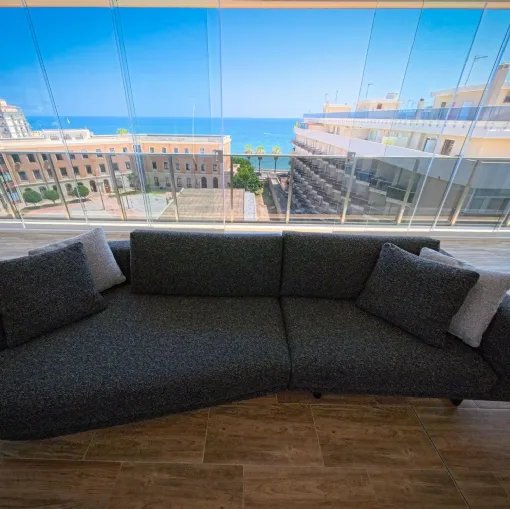 Arredare un Attico di Lusso a Trani: Progettazione Sartoriale tra Vista Mare e Design Contemporaneo