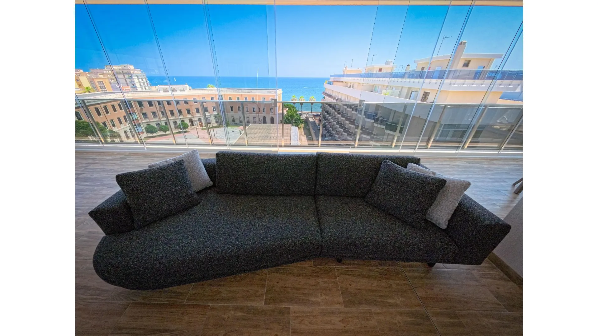 Arredare un Attico di Lusso a Trani: Progettazione Sartoriale tra Vista Mare e Design Contemporaneo